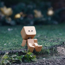 Pequena figura de madeira encantadora que balança com 12 expressões magnéticas