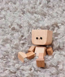 Pequena figura de madeira encantadora que balança com 12 expressões magnéticas